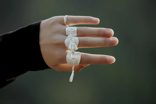 穗SUI - Flower shaped silver ring with hangings and embossed pattern